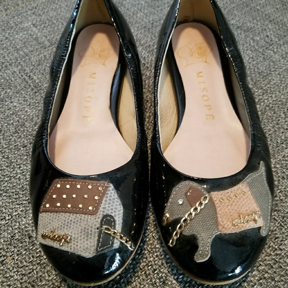 House-and-dog flat shoes